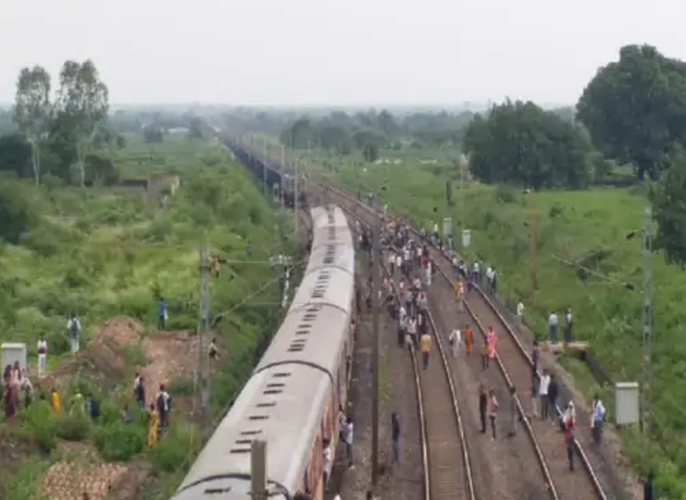 बिलासपुर में एक ही ट्रैक पर दौड़ी दो ट्रेनें: एक्सप्रेस और मालगाड़ी में टक्कर होते-होते बची