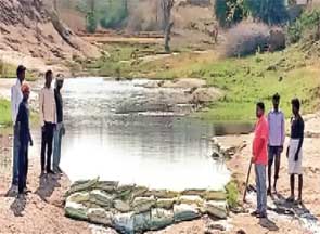 ग्रामीणों ने समस्या का खोजा हल:पहाड़ से रिस रहे पानी को इकट्‌ठा करने ग्रामीणों ने बनाया चेकडेम, इससे 300 एकड़ में सिंचाई, पर्यटन का केंद्र भी बना