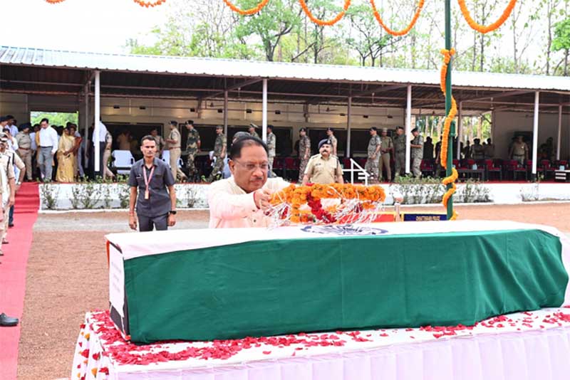 मुख्यमंत्री विष्णु देव साय ने नक्सली मुठभेड़ में शहीद जवान को दी श्रद्धांजलि