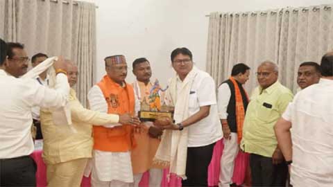 राम सेवकों का सीएम के हाथों सम्मान : अयाेध्या में दो महीने तक रामभक्तों की सेवा कर लौटे शिवमहापुराण समिति के सदस्य