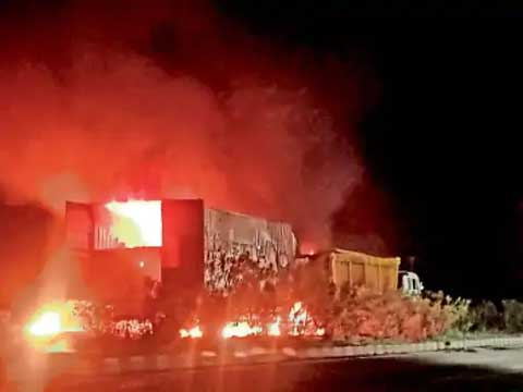 बिलासपुर नेशनल हाइवे पर टेमरी के पास हादसा:खड़े ट्रेलर से टकराने के बाद कंटेनर में लगी आग, ड्राइवर-कंडक्टर जिंदा जले