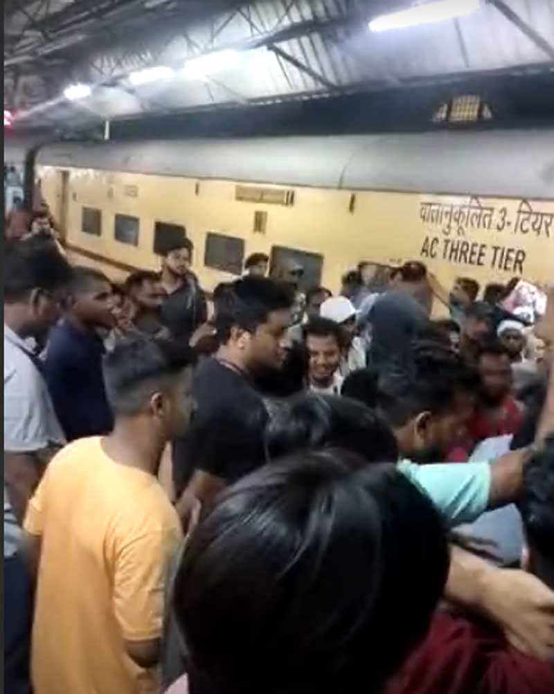भीषण गर्मी के बीच ट्रेन के AC कोच में खराबी: बिलासपुर स्टेशन पर यात्रियों ने की चेन पुलिंग, ट्रेन​​​​​​ रोक जमकर मचाया हंगामा