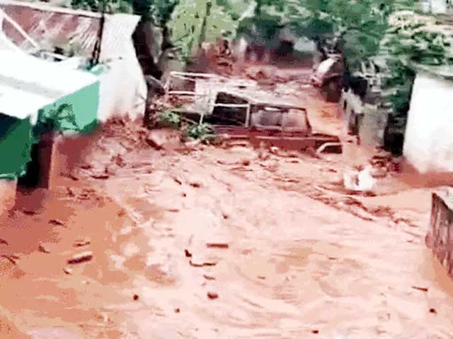 छत्तीसगढ़ के 10 जिलों में हैवी रेन का अलर्ट: किरंदुल में मिट्टी बांध टूटने से तबाही; दुर्ग में 12 लोगों का रेस्क्यू,बालोद में बच्चा बहा