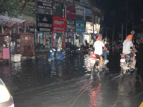 बिलासपुर में रिमझिम बरसात, मौसम हुआ सुहाना: दिन में छाई रही काली घटाएं, देर रात तक पड़ी बौछारें, आज भी हो सकती है बारिश
