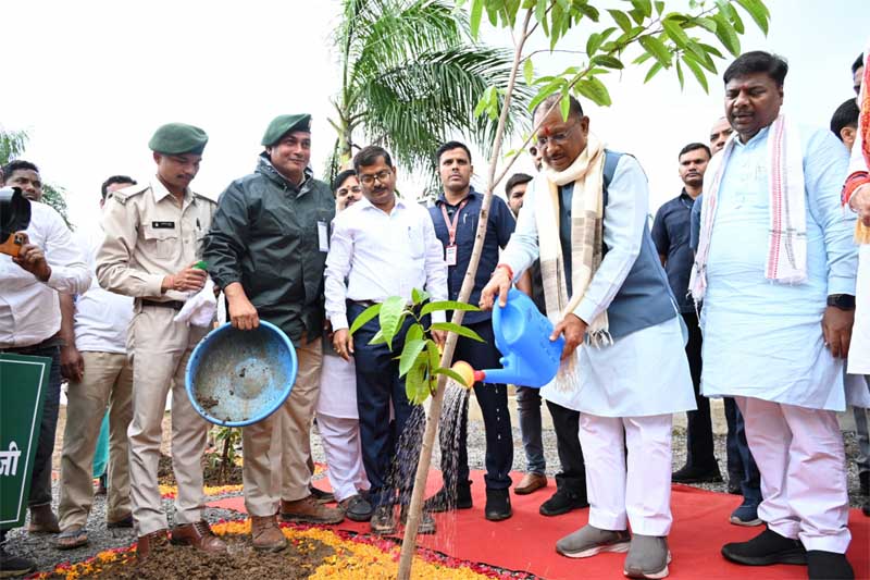 मुख्यमंत्री ने आम का पौधा रोपकर बस्तर ज़िले में की एक पेड़ माँ के नाम महावृक्षारोपण अभियान की शुरुआत