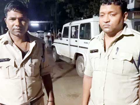 छत्तीसगढ़ में पुलिस पर पथराव, कॉलर पकड़कर फाड़ी वर्दी: जन्माष्टमी पर DJ बजाकर नाच रहे थे; बंद कराने पर बवाल, 2 सिपाही घायल