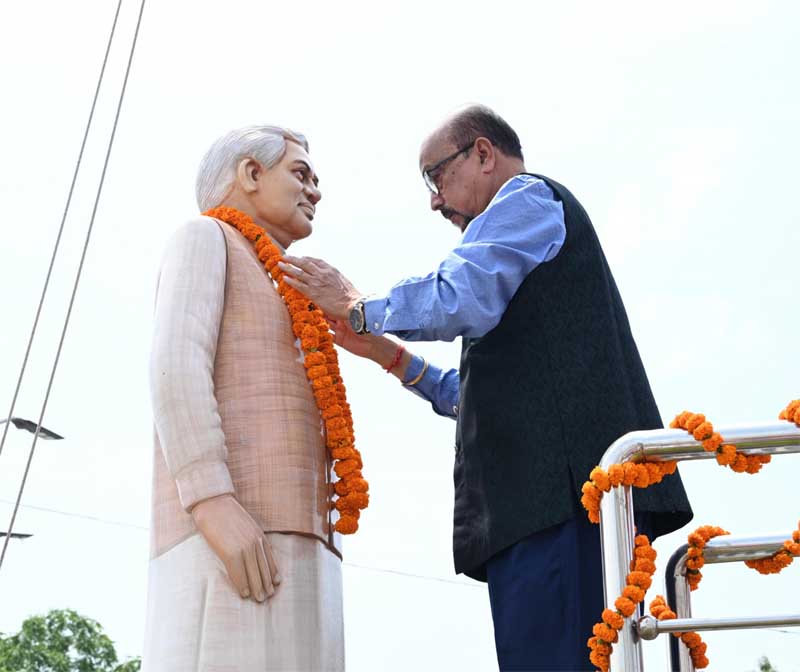 राज्यपाल रमेन डेका और मुख्यमंत्री विष्णु देव साय ने पूर्व प्रधानमंत्री भारत रत्न स्वर्गीय अटल बिहारी वाजपेयी की प्रतिमा पर माल्यार्पण कर उन्हें नमन किया