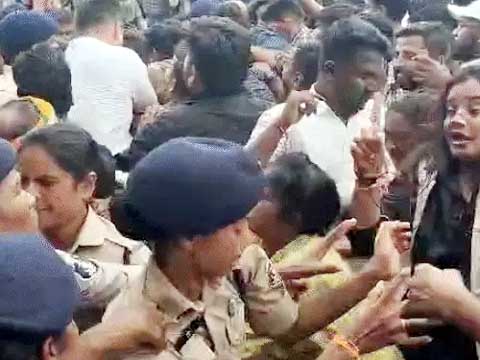 हिंडनबर्ग रिपोर्ट…पुलिस और कांग्रेसियों के बीच झूमाझटकी: रायपुर में भूपेश को कंधे पर उठाकर ED दफ्तर जा रहे, पूर्व CM बोले- SC ले संज्ञान