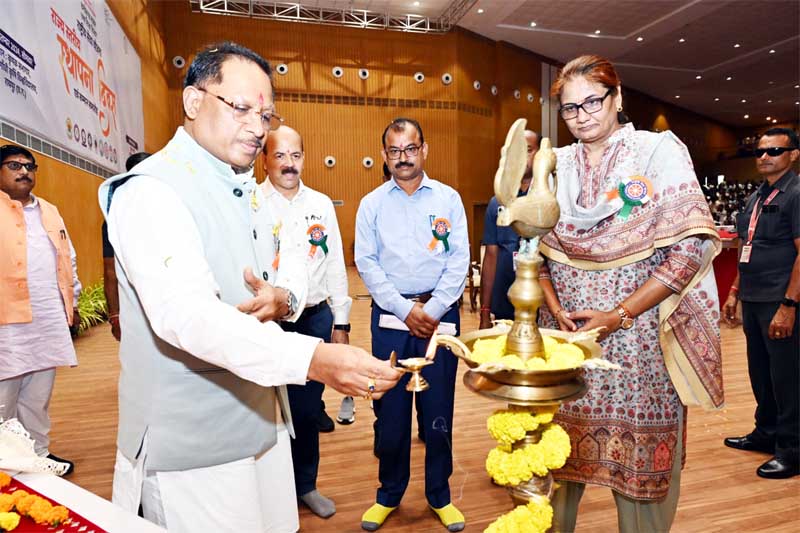 मुख्यमंत्री विष्णु देव साय इंदिरा गांधी कृषि विश्वविद्यालय पहुंचे