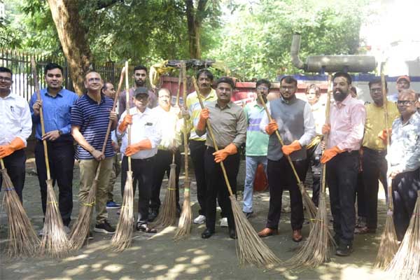 कलेक्टर अवनीश ने थामी झाड़ू, परिसर से कचरा उठाया :कर्मचारियों को दिलाई स्वच्छता की शपथ,समापन पर कार्यालयों में की गई सघन साफ सफाई