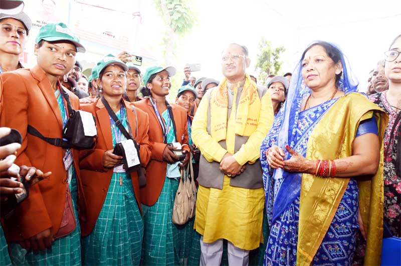 मुख्यमंत्री ने 40 स्व सहायता समूह की महिला सदस्यों को 24 लाख का चेक प्रदान किया