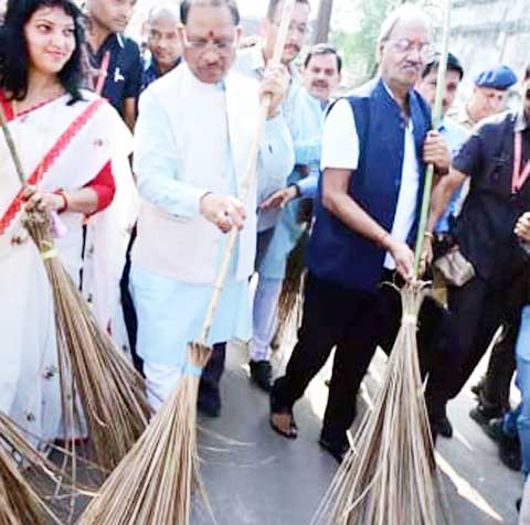 मुख्यमंत्री विष्णुदेव साय और सांसद बृजमोहन अग्रवाल ने झाडू लगाया…