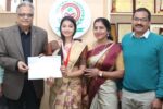 यूनिवर्सिटी टॉपर डॉ० अपर्णा पटेल हुई गोल्ड मेडल से सम्मानित