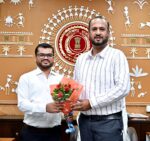 शासकीय अवकाश के दिन कलेक्टर विजय दयाराम के ने ग्रहण किया पदभार