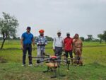 खेती में तकनीक का उपयोग: किसानों ने ड्रोन से खरपतवार नाशक का छिड़काव कर 40 हेक्टेयर में बचाया समय और श्रम